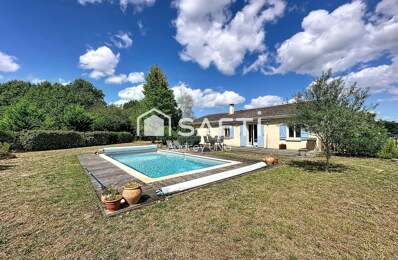 Maison traditionnelle avec piscine  Calme et environnement arboré — photo du bien