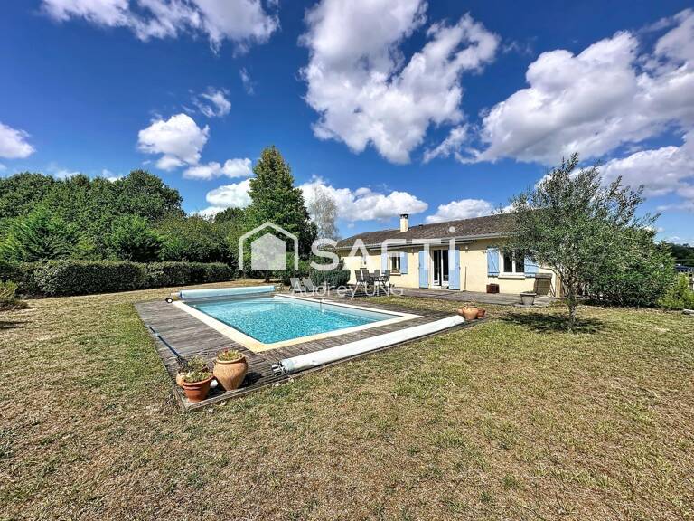 Maison traditionnelle avec piscine  Calme et environnement arboré — photo 1