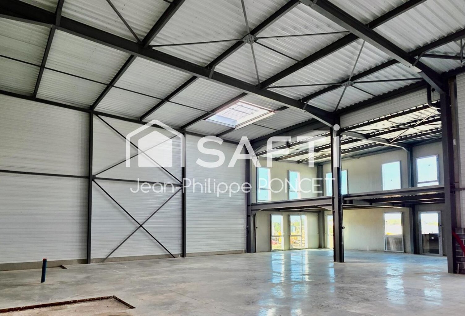Bâtiment avec bureaux et entrepôt — photo 1
