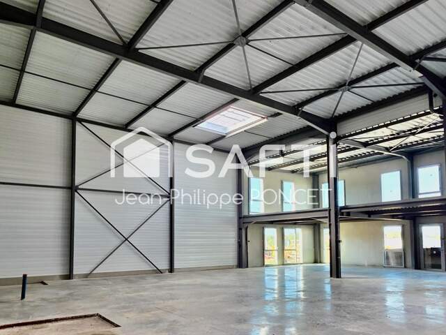 Bâtiment avec bureaux et entrepôt — photo du bien