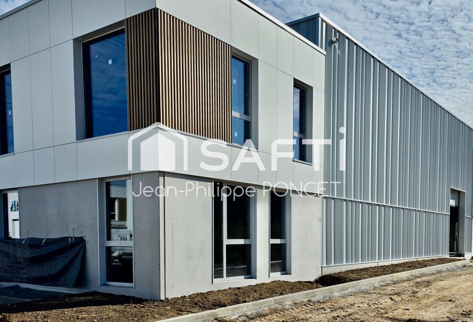 Location bâtiment avec bureaux et entrepôt — photo 1