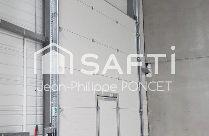 Location bâtiment avec bureaux et entrepôt — photo 4