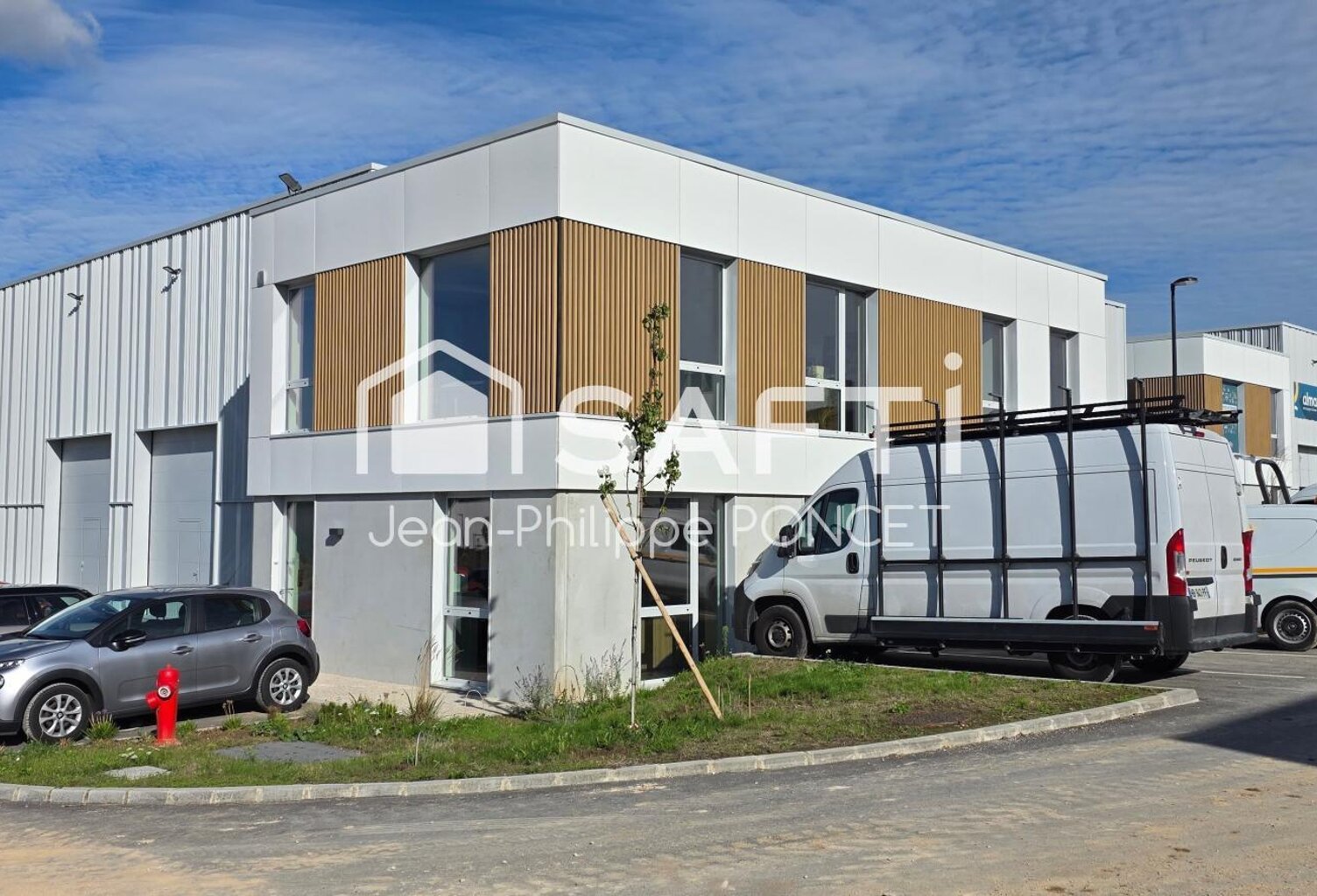 Location bâtiment avec bureaux et entrepôt — photo 1