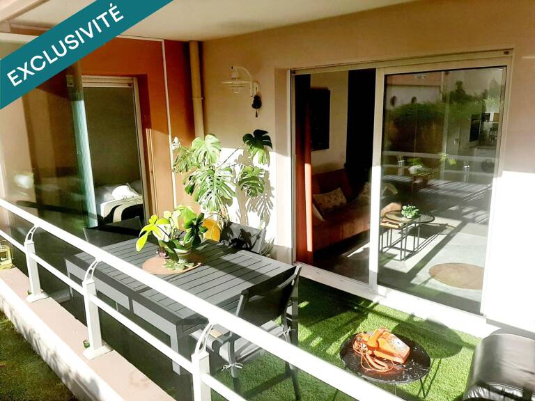 Bel appartement rénové avec de beaux matériaux vendu avec un garage fermé et un parking en sous-sol à 100 m du bord de mer — photo 1