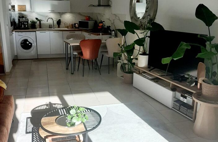 Bel appartement rénové avec de beaux matériaux vendu avec un garage fermé et un parking en sous-sol à 100 m du bord de mer — photo 2
