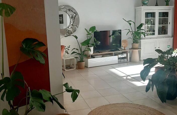 Bel appartement rénové avec de beaux matériaux vendu avec un garage fermé et un parking en sous-sol à 100 m du bord de mer — photo 4