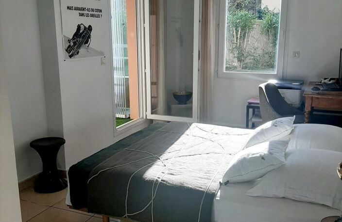 Bel appartement rénové avec de beaux matériaux vendu avec un garage fermé et un parking en sous-sol à 100 m du bord de mer — photo 5