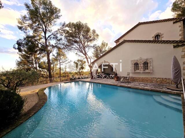 Mérindol  Maison provençale avec vue panoramique et piscine à débordement — photo du bien