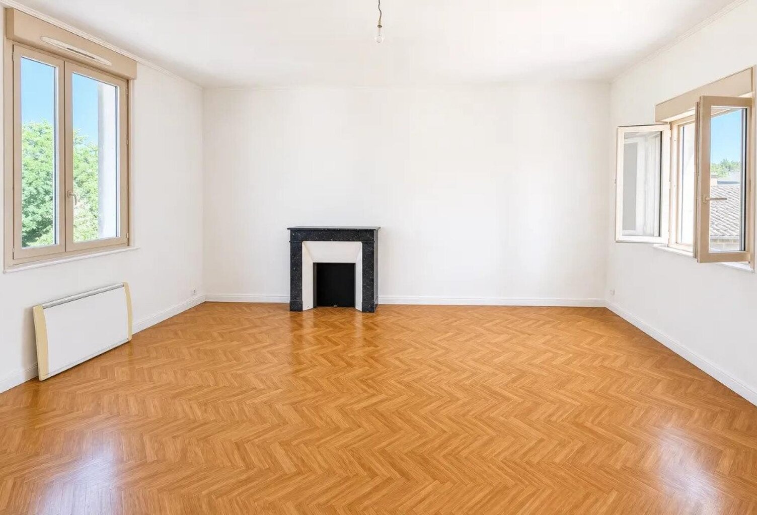 Maison de 84 m² a Beaumont sur dême dans un village paisible, — photo 1