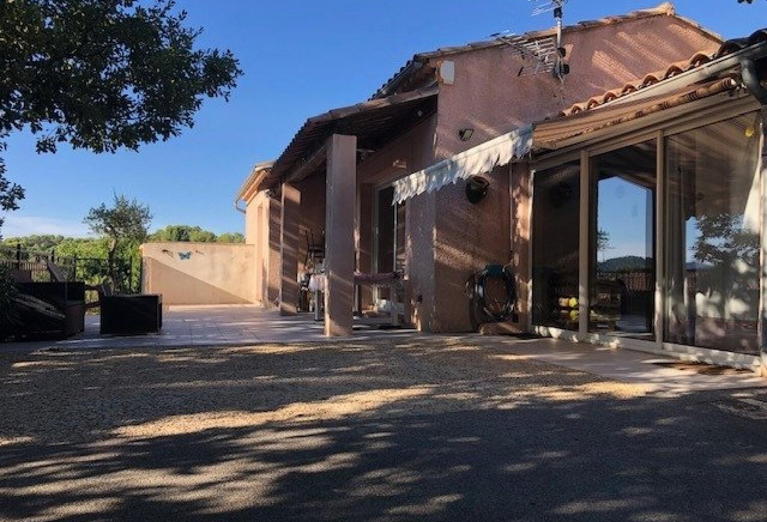 Villa dans quartier résidentiel calme — photo 1