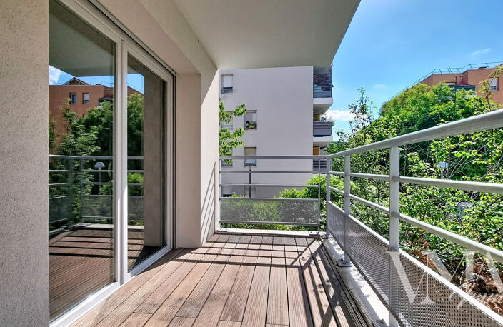 T4 LUMINEUX AVEC BALCON   À DEUX PAS DE LYON SUD — photo 3
