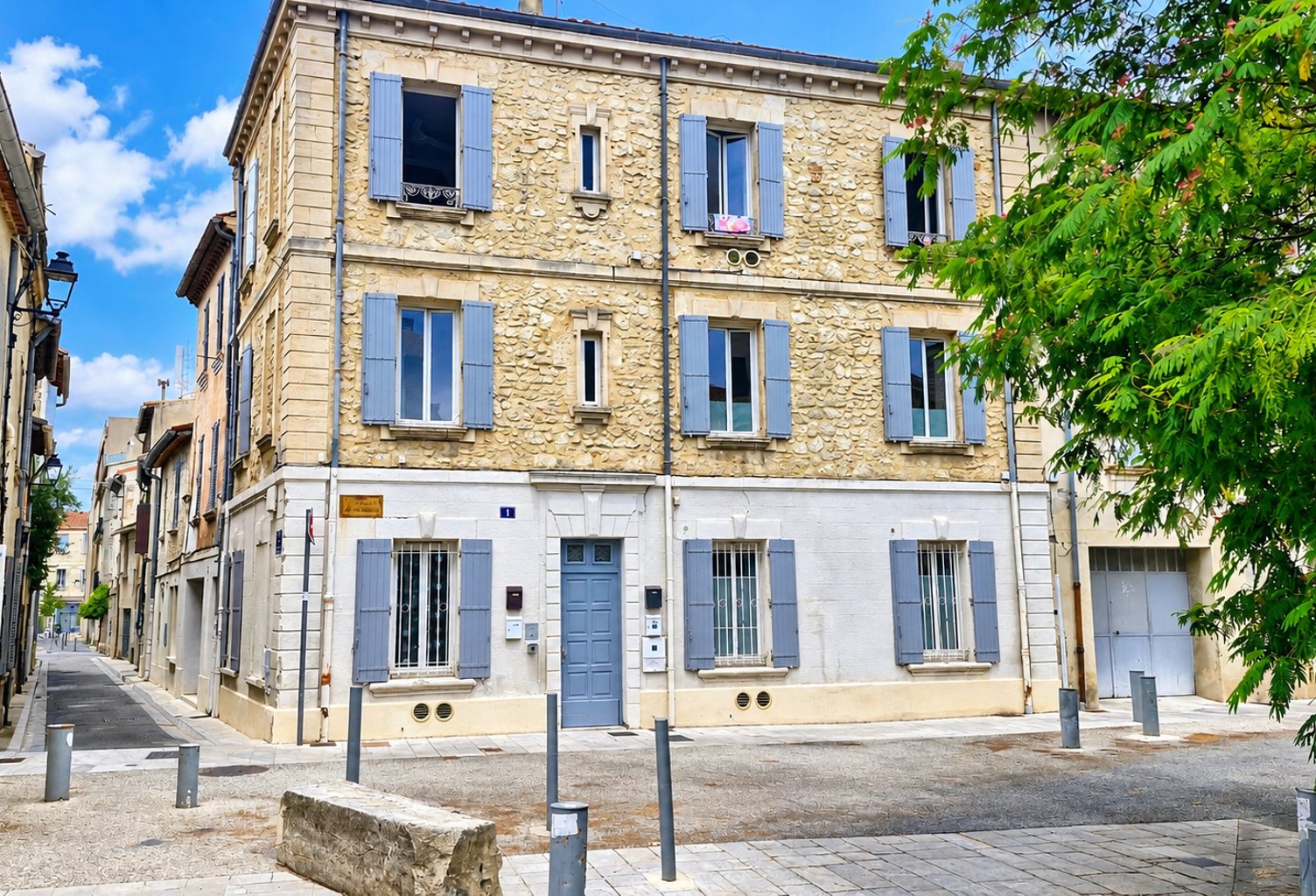 AVIGNON INTRAMUROS   IMMEUBLE DE CARACTÈRE EN PIERRE   4 LOGEMENTS   TRÈS BEL EMPLACEMENT — photo 1