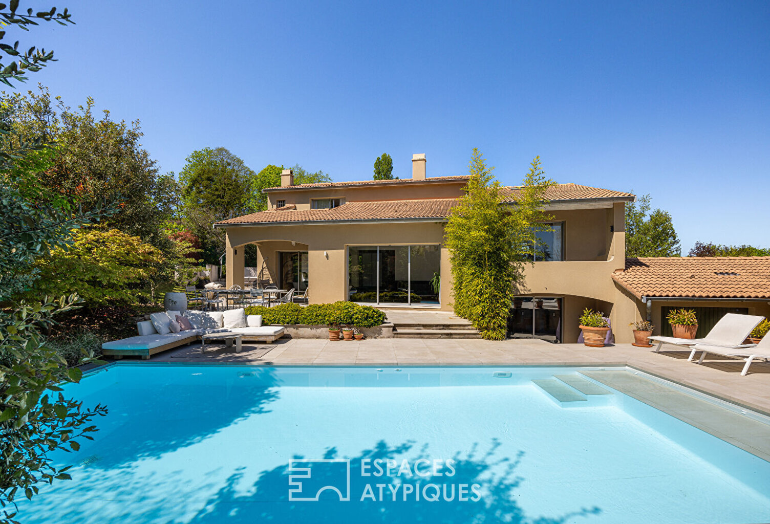 Maison d'architecte rénovée avec piscine au coeur d'un domaine privé à Saint-Genis-Laval — photo 1