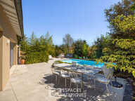 Maison d'architecte rénovée avec piscine au coeur d'un domaine privé à Saint-Genis-Laval — photo 3