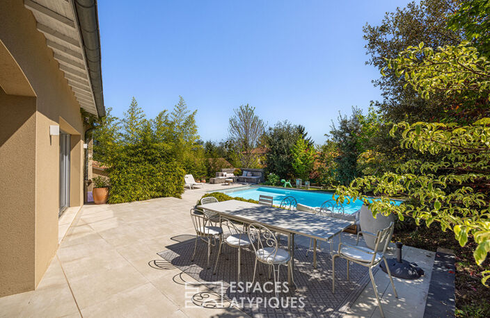 Maison d'architecte rénovée avec piscine au coeur d'un domaine privé à Saint-Genis-Laval — photo 3