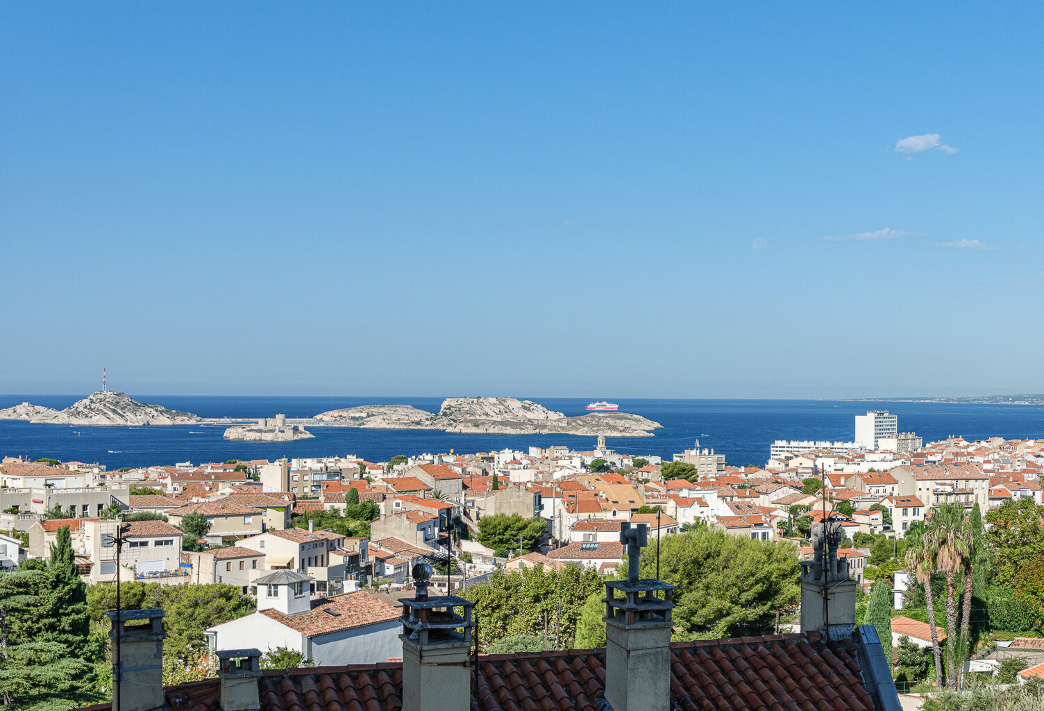 ROUCAS BLANC - T3 68m2 av BALCON , VUE PANO. MER & Ntre Dame ds res. av.  PARKG — photo 1