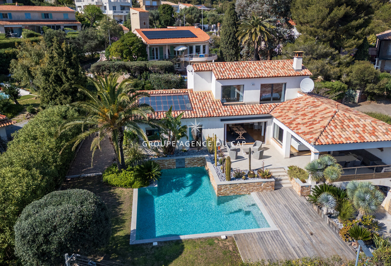 VILLA AVEC VUE MER PISCINE CAVE A VIN 50 METRES DE LA MER, AUX ISSAMBRES — photo 1