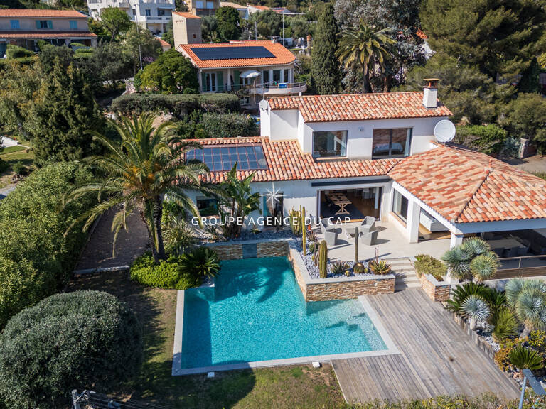 VILLA AVEC VUE MER PISCINE CAVE A VIN 50 METRES DE LA MER, AUX ISSAMBRES — photo 1