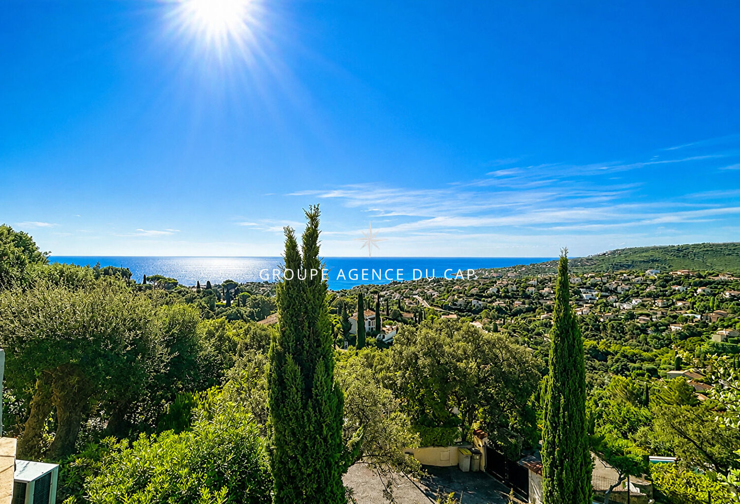 A VENDRE VILLA DE 150M² AVEC VUE MER PANORAMIQUE  4 CHAMBRES ET GARAGE AUX ISSAMBRES — photo 1