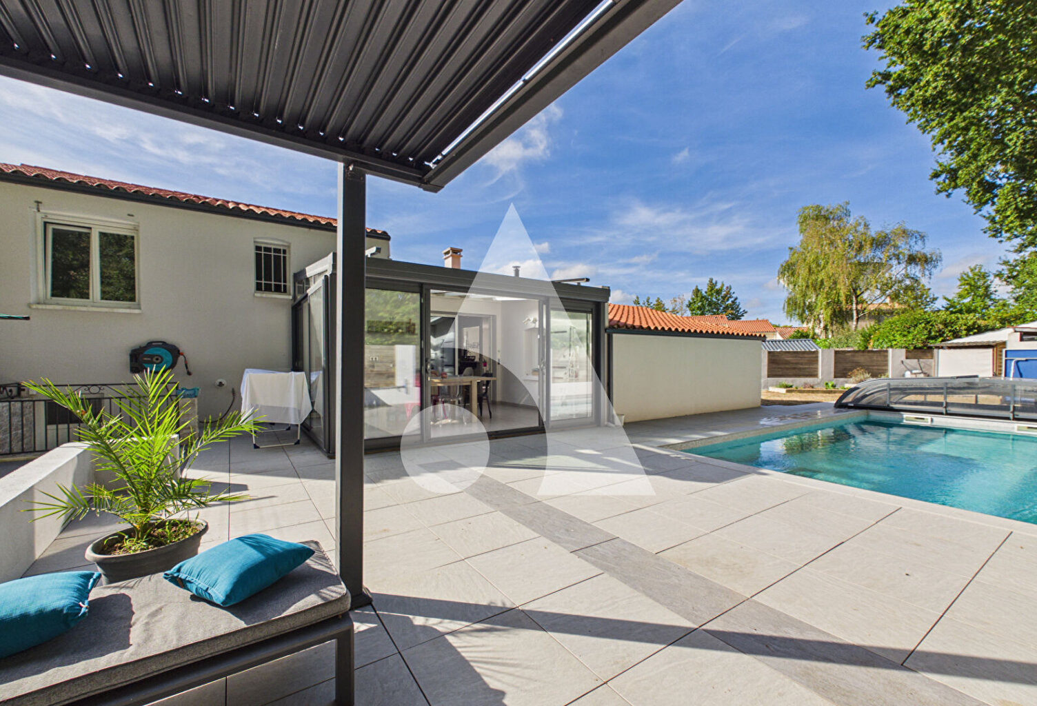 OUDAIRIES - Maison 5 ch - 160 m² - Piscine, terrain clos au calme — photo 1