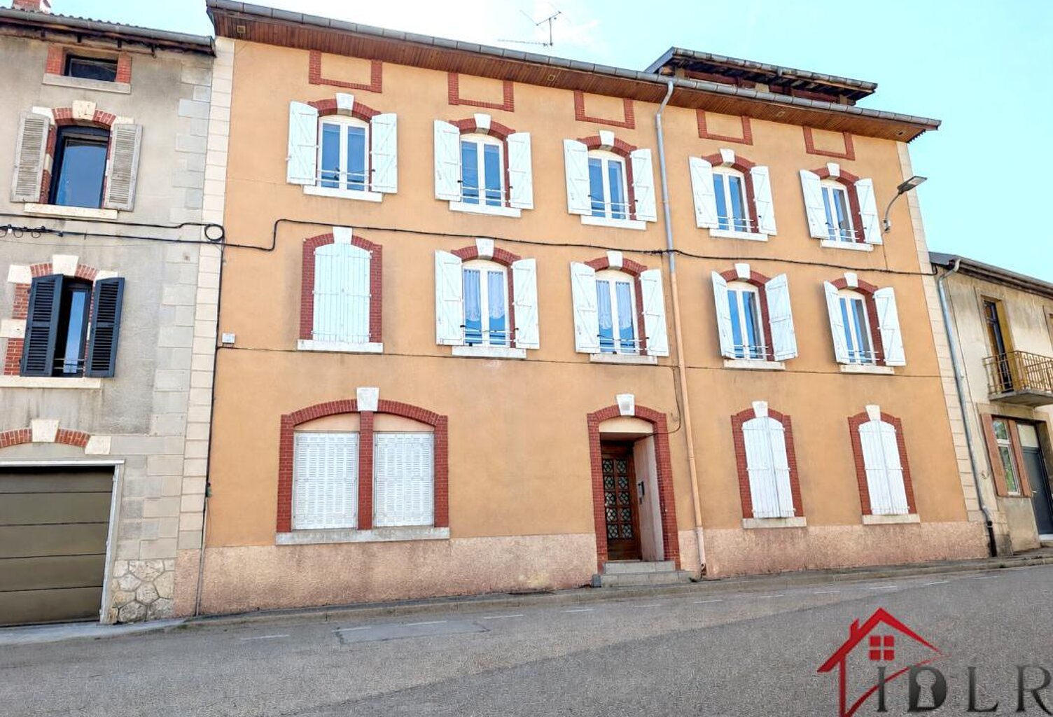 OYONNAX : T3 lumineux    77 m2 au sol   Petite résidence — photo 1