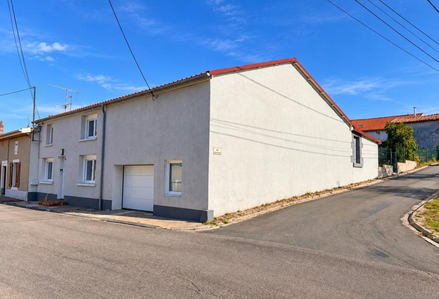 Superbe maison rénovée de 194 m² avec cinéma privé, grande terrasse, terrain et garage — photo 1