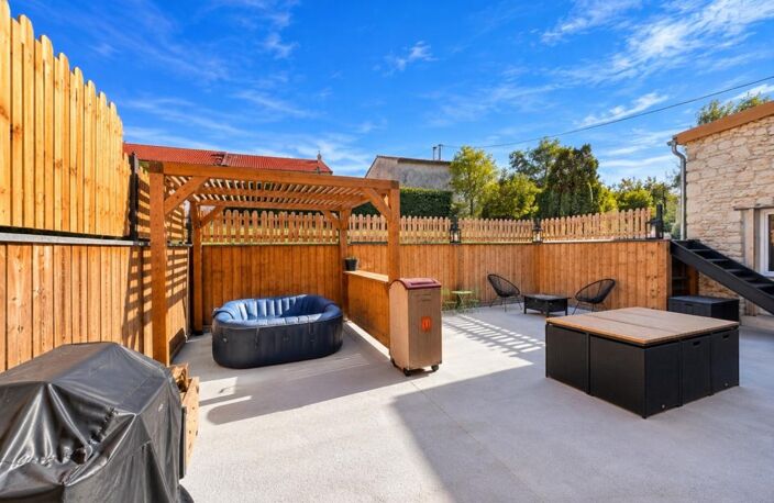 Superbe maison rénovée de 194 m² avec cinéma privé, grande terrasse, terrain et garage — photo 3