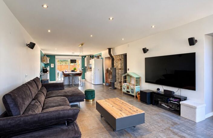 Superbe maison rénovée de 194 m² avec cinéma privé, grande terrasse, terrain et garage — photo 4