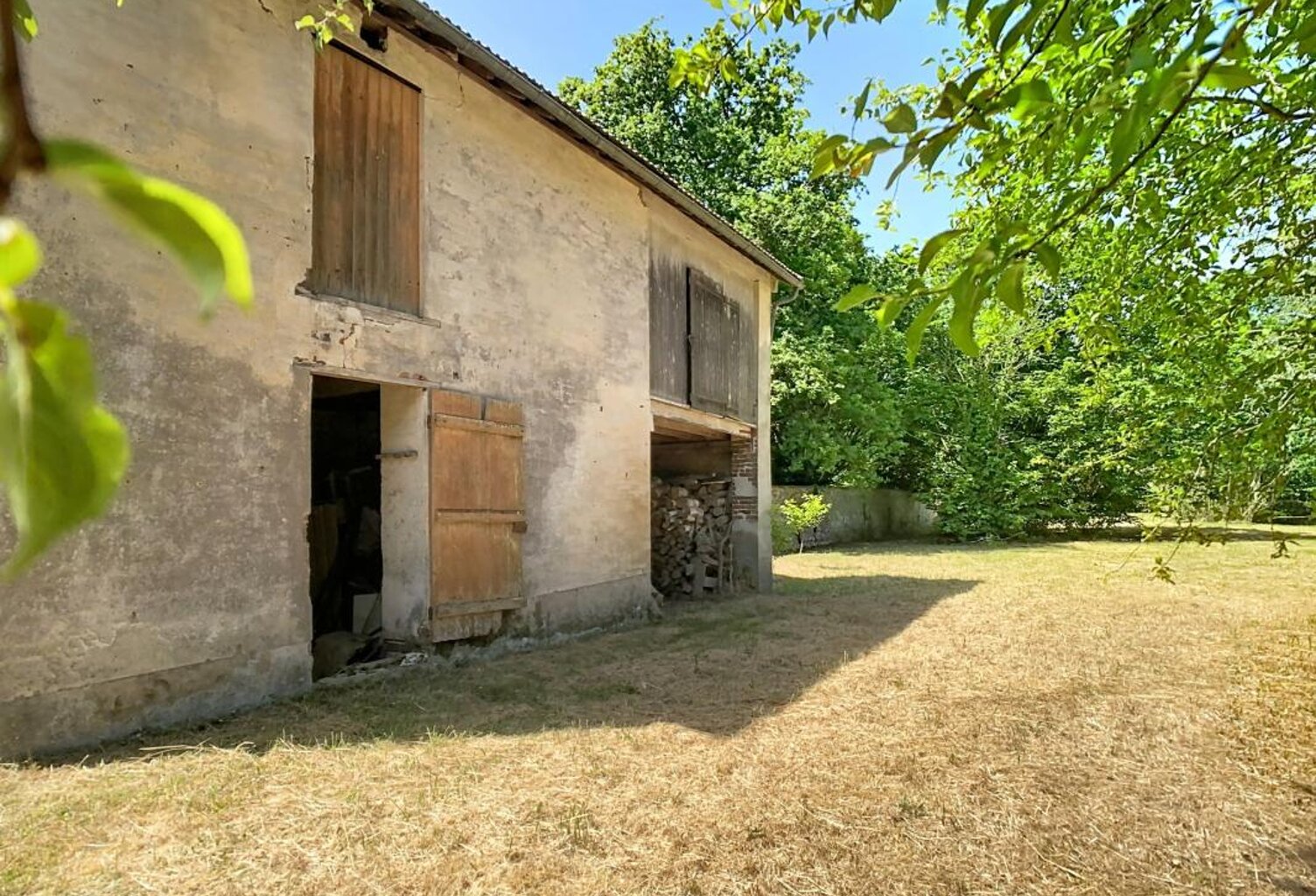 Centre ville de Crouy sur Ourcq - 4.000 m² de Terrain clos avec grange à rénover — photo 1