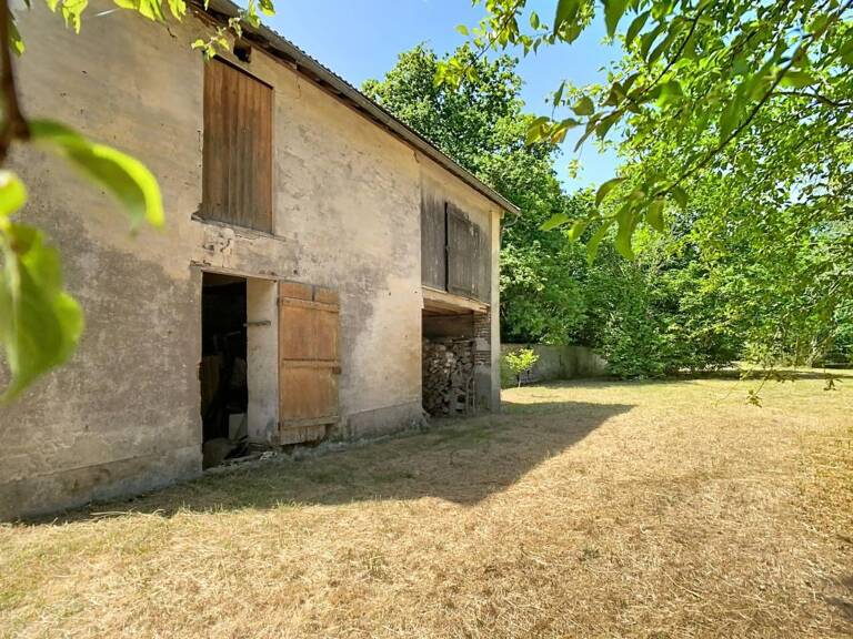 Centre ville de Crouy sur Ourcq - 4.000 m² de Terrain clos avec grange à rénover — photo 1