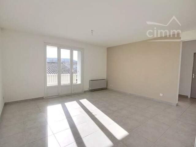 APPARTEMENT F3 avec balcon, garage et parking — photo du bien