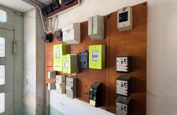 IMMEUBLE DE CARACTÈRE À FORT POTENTIEL – 3 LOGEMENTS – JARDIN – GARAGES – MONTMÉDY — photo 2