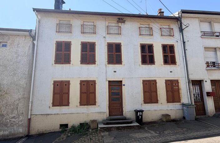 IMMEUBLE DE CARACTÈRE À FORT POTENTIEL – 3 LOGEMENTS – JARDIN – GARAGES – MONTMÉDY — photo 4