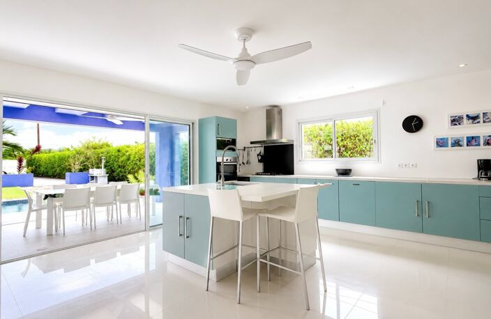 A VENDRE – SAINT-FRANÇOIS – VILLA AVEC PISCINE, GÎTE INDÉPENDANT ET AUTONOMIE ÉLECTRIQUE — photo 3