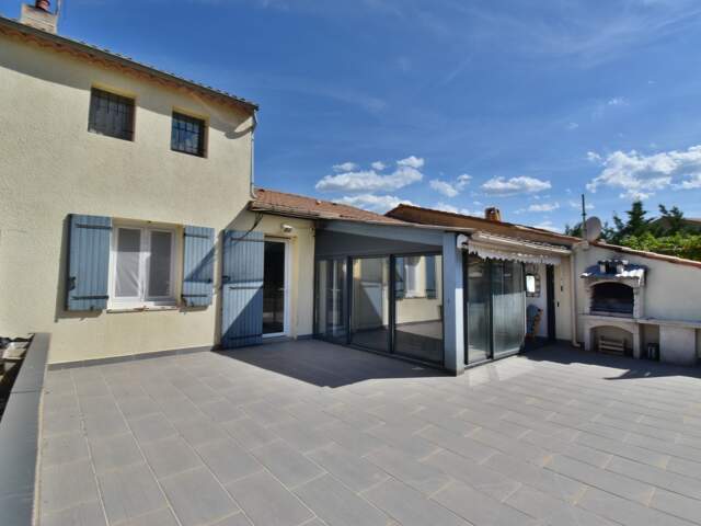 Maison rénovée de 100 m² avec double garage, jardin, terrasses — photo du bien