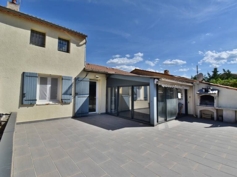 Maison rénovée de 100 m² avec double garage, jardin, terrasses — photo 1