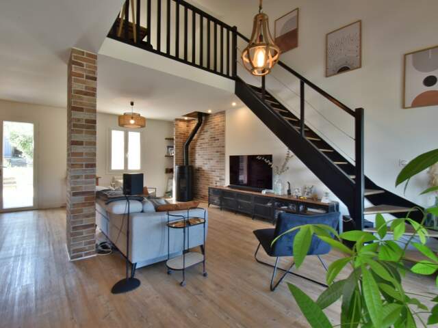 Maison rénovée de 100 m² avec double garage, jardin, terrasses — photo du bien