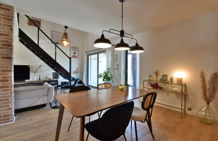 Maison rénovée de 100 m² avec double garage, jardin, terrasses — photo 2