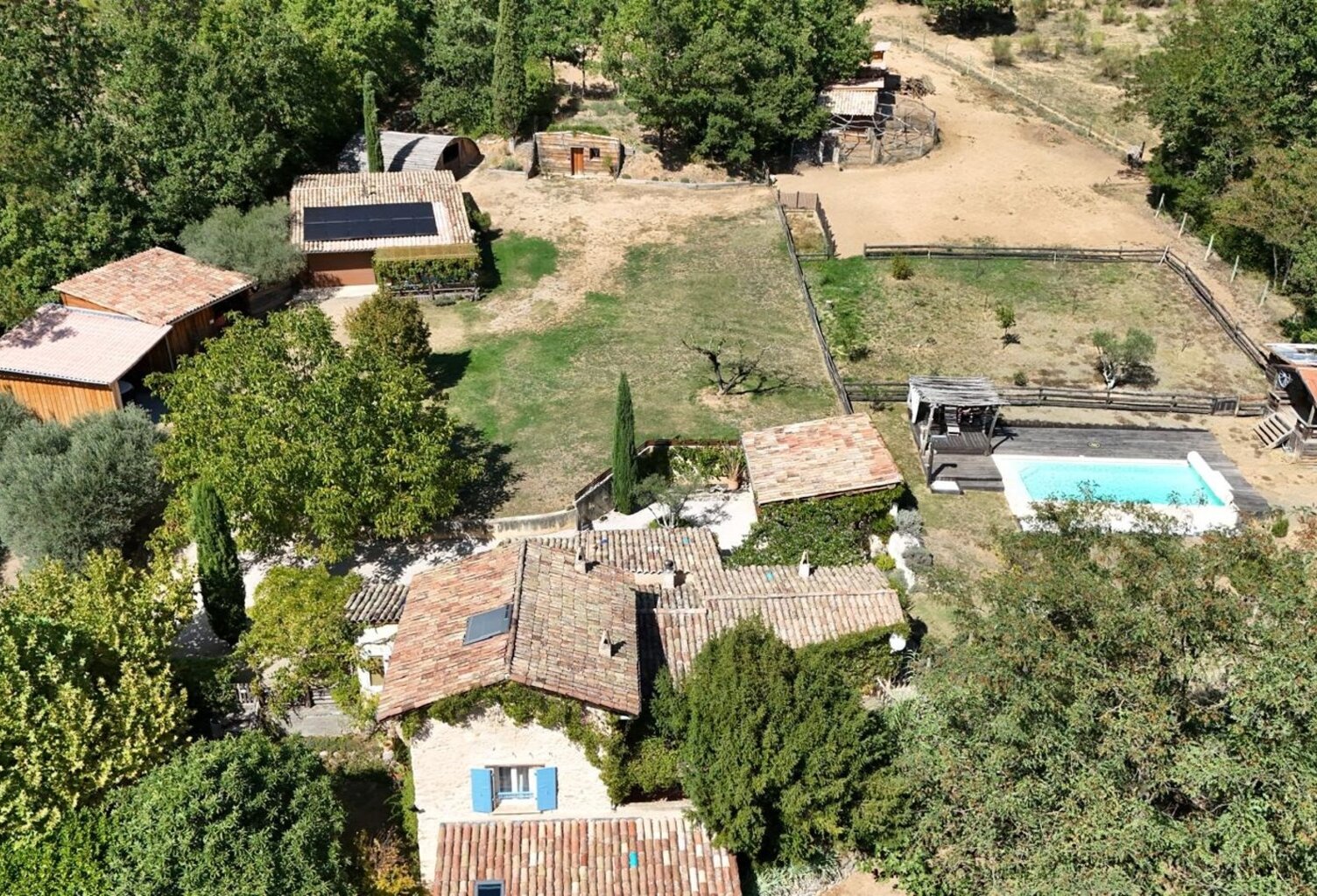 VOLONNE – PROPRIÉTÉ D’EXCEPTION 3,5 HA – 2 HABITATIONS – PISCINE CHAUFFÉE – VUE MONTAGNES — photo 1