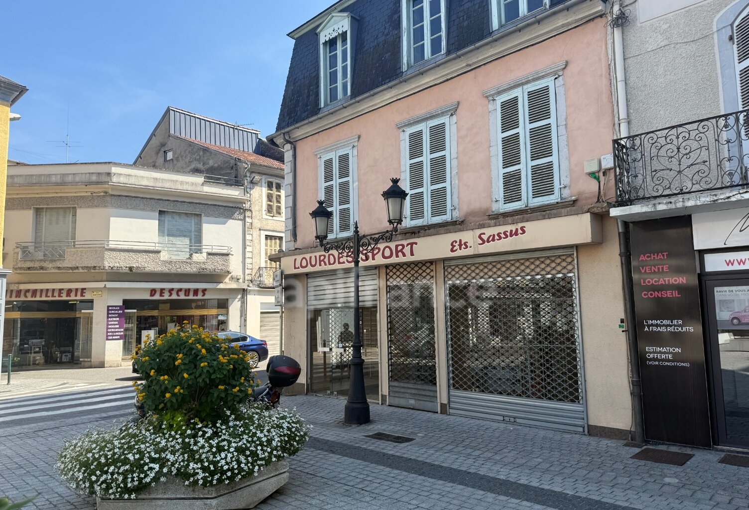 Immeuble à rénover avec locaux commerciaux — photo 1
