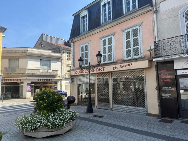 Immeuble à rénover avec locaux commerciaux — photo du bien