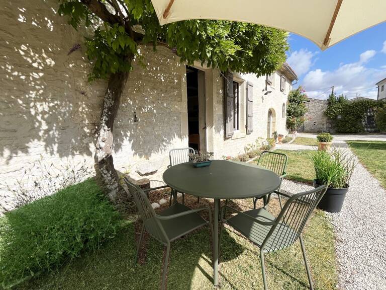Maison à vendre 7 pièces avec dépendance sur terrain de 1140 m² AUMAGNE (17) — photo 1