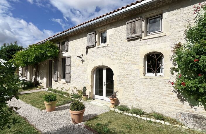 Maison à vendre 7 pièces avec dépendance sur terrain de 1140 m² AUMAGNE (17) — photo 2