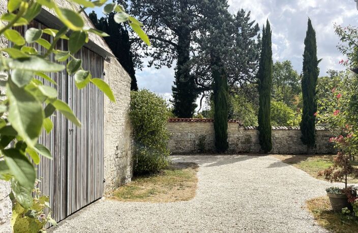 Maison à vendre 7 pièces avec dépendance sur terrain de 1140 m² AUMAGNE (17) — photo 4