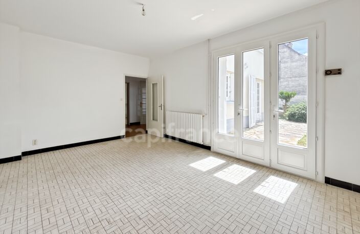 Maison avec local commercial à vendre centre ville SAVIGNE L'EVEQUE (72) — photo 3