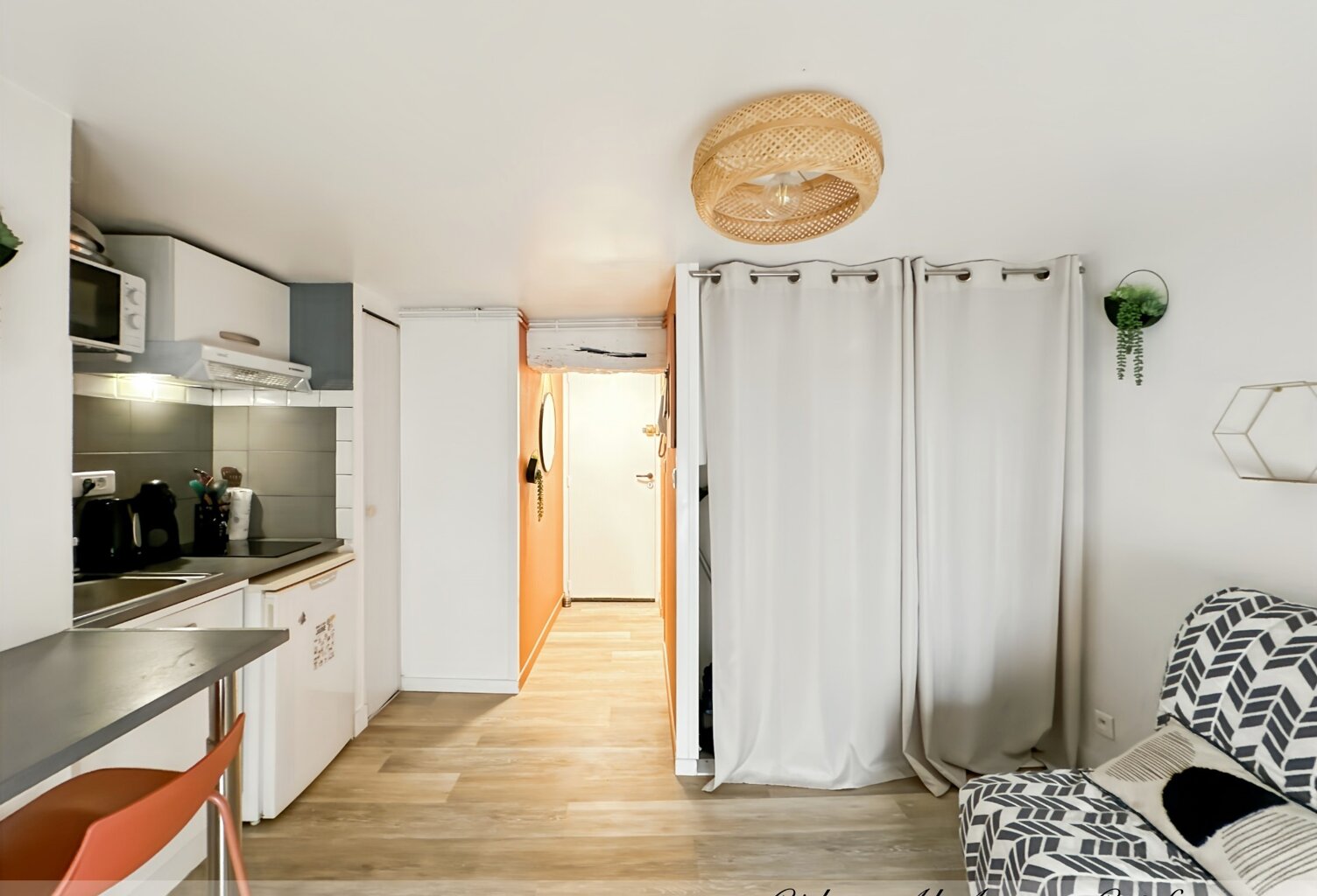 LA ROCHELLE, centre historique, STUDIO MEUBLÉ et rénové de 16m2, 1er étage, local à vélos — photo 1