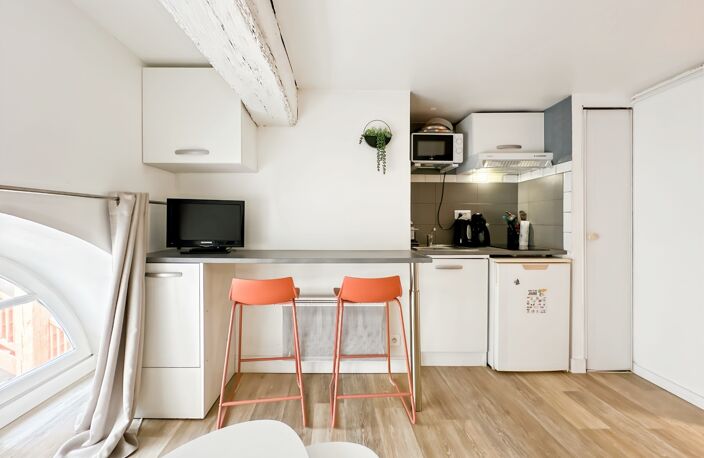 LA ROCHELLE, centre historique, STUDIO MEUBLÉ et rénové de 16m2, 1er étage, local à vélos — photo 3