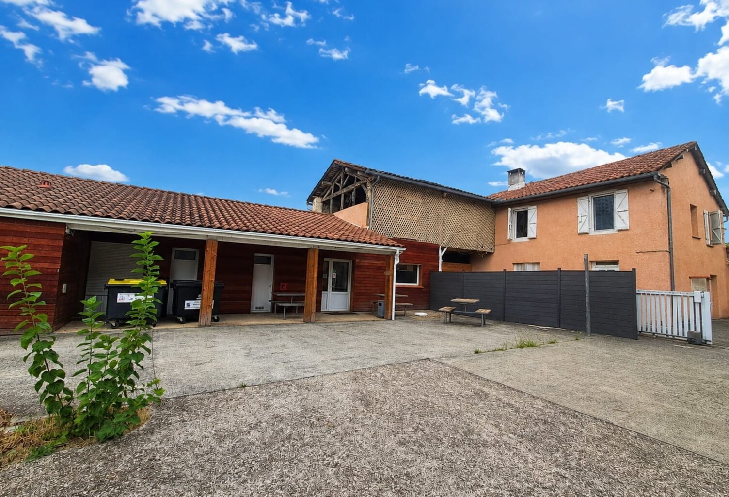 Maison avec local commercial à SAINT GAUDENS (31) — photo 1