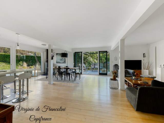 Sucy-en-Brie, Maison d'exception, parcelle de 800m², 259m² au sol, 4 chambres, 3 terrasses, jardin, garage, sous-sol — photo du bien