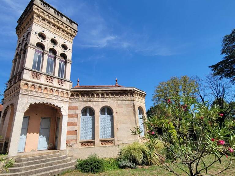 À LOUER – Maison de caractère meublée avec jardin privatif – IRIGNY — photo 1